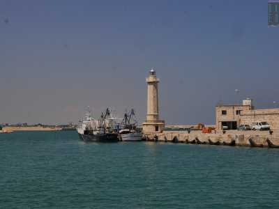 Di fronte si dipana il braccio del porto che conduce al faro borbonico, la nostra ultima destinazione